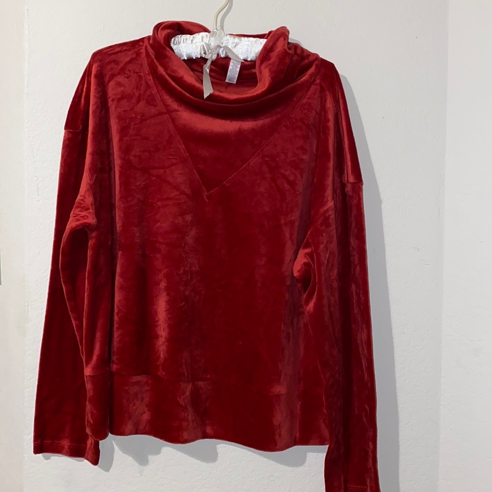 Women’s red velvet Reebok workout sweater active top size large